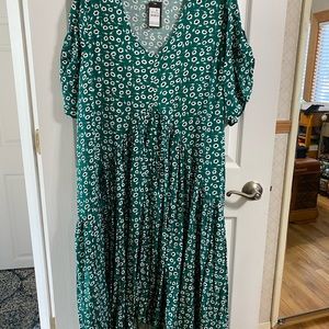 Maxi dress Avenue size 22/24 women’s green, white and black sweet pea print